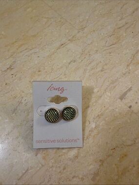 Icing Zigzag Enamel Stud Earrings in Green and Black